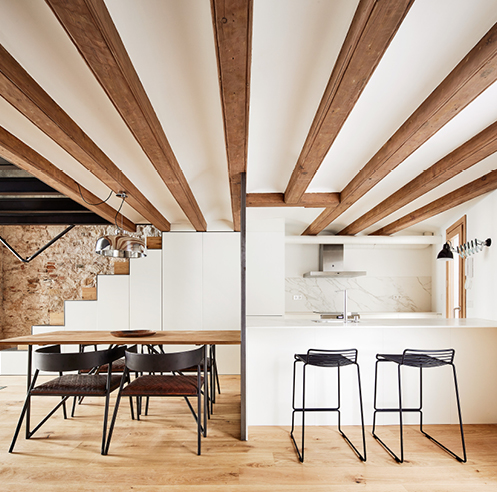 Valent&iacute; Albareda converts a war-torn warehouse into an alluring apartment