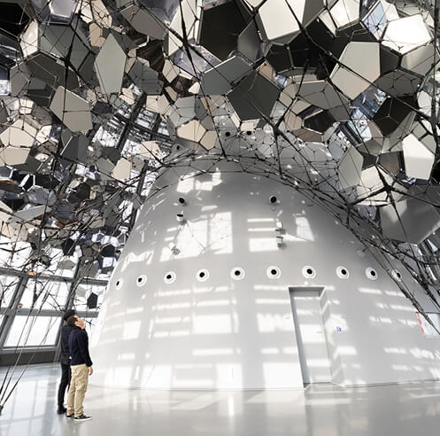 Tom&aacute;s Saraceno creates a floating cloudscape as a public sphere in Barcelona