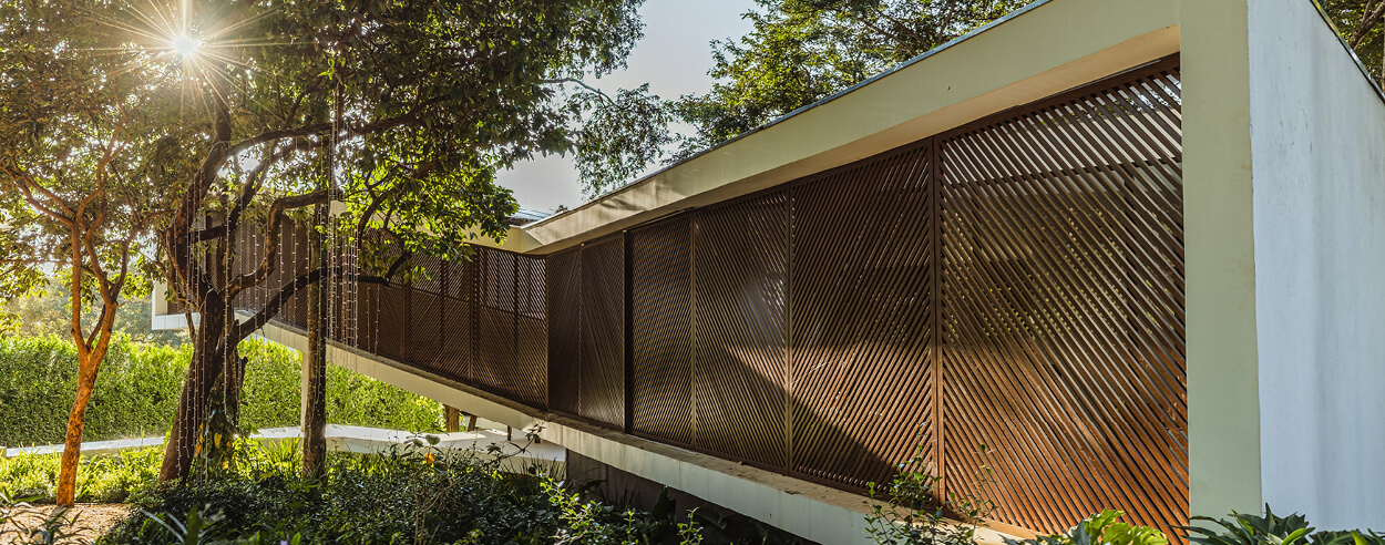 A gently rising stepped ramp defines TETRO Arquitetura’s oblique Ascendente House A gently rising stepped ramp defines TETRO Arquitetura’s oblique Ascendente House