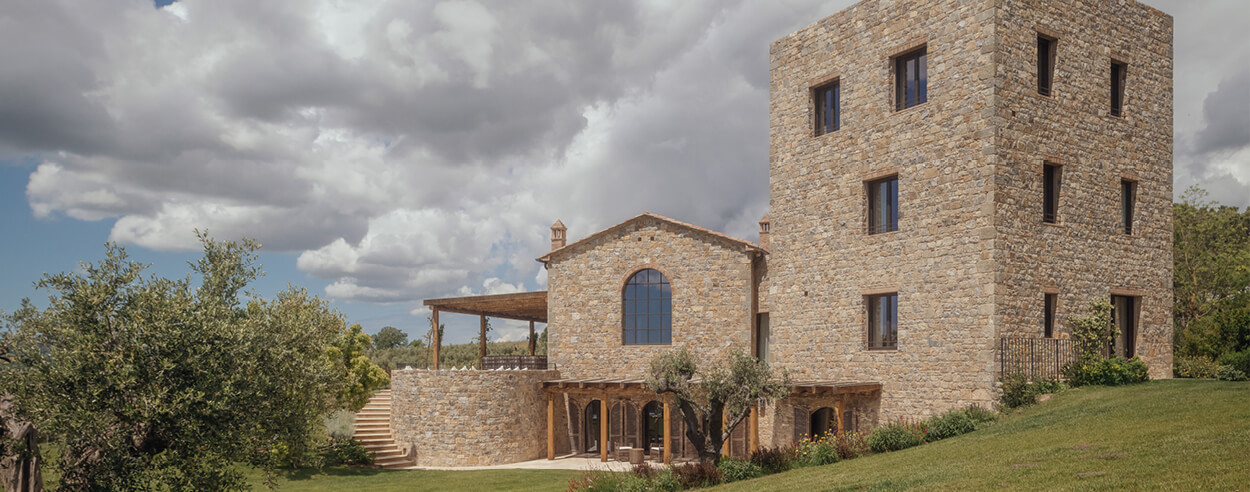 At Ercolina, McLean Quinlan frames the Tuscan countryside in terracotta and stone At Ercolina, McLean Quinlan frames the Tuscan countryside in terracotta and stone