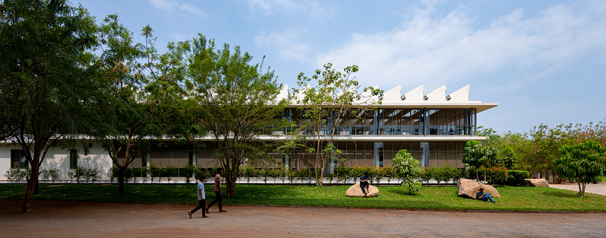 SJK Architects’ sawtoothed student dining hall coalesces community and climate SJK Architects’ sawtoothed student dining hall coalesces community and climate