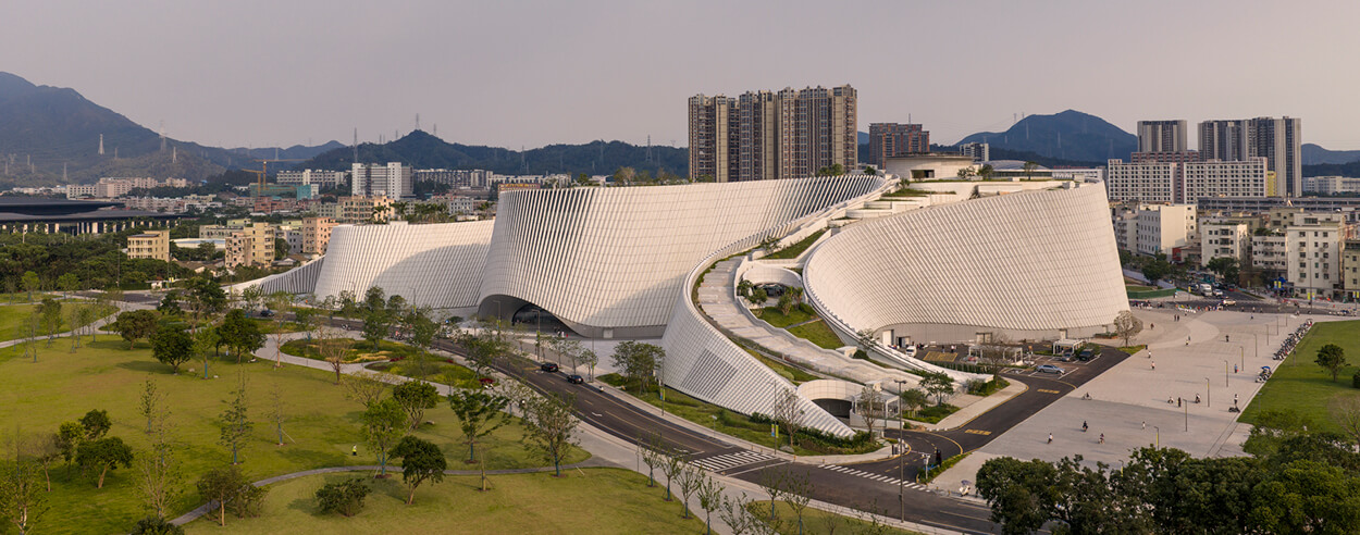 The granite-clad Shenzhen Natural History Museum fluidly toes the urban and ecologic The granite-clad Shenzhen Natural History Museum fluidly toes the urban and ecologic
