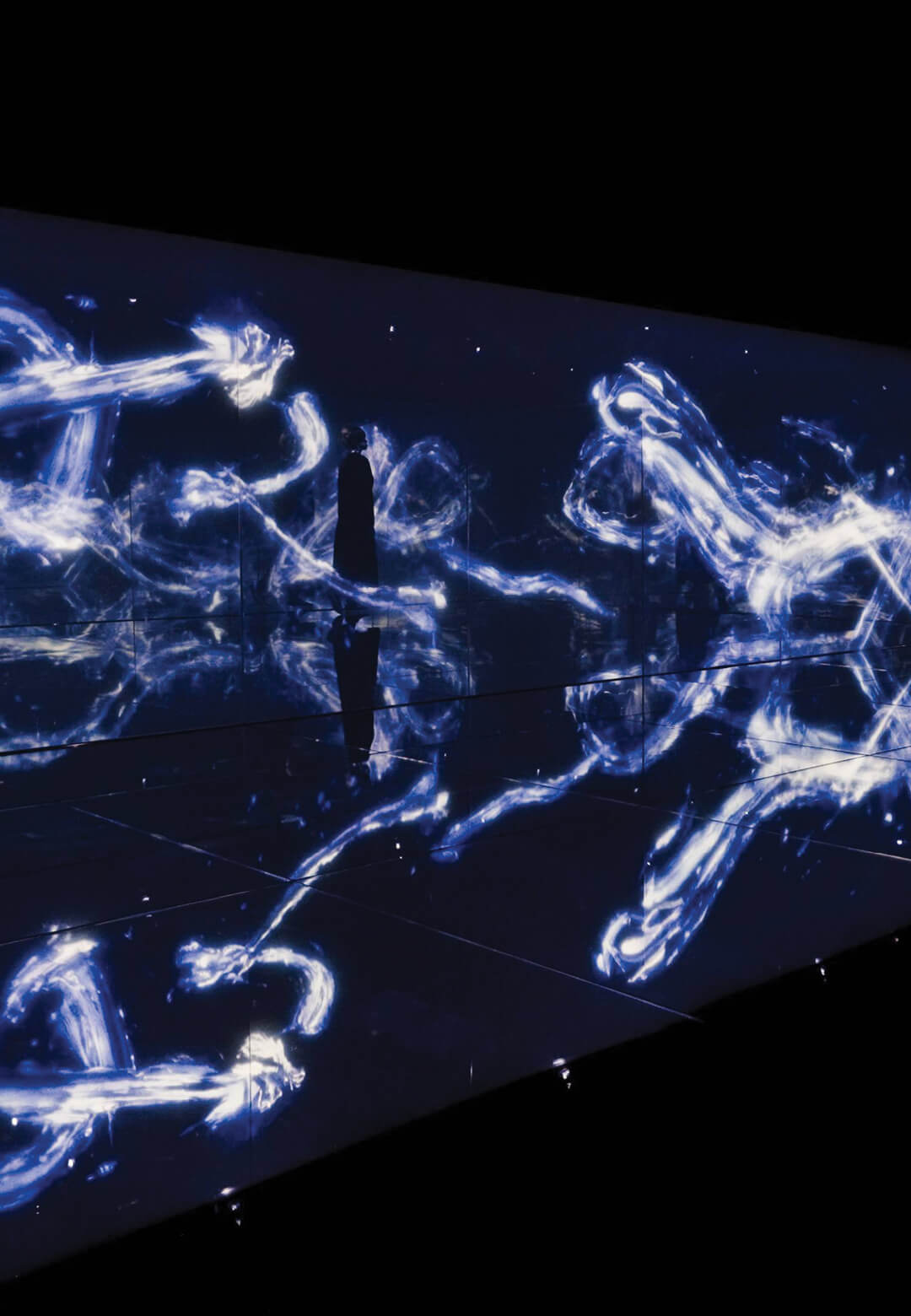 Untitled, teamLab, 2024, Digital Installation, Sound: Hideaki Takahashi. The wall that the waves are seen on does not become a boundary between the viewer and the artwork | Japan | STIRworld