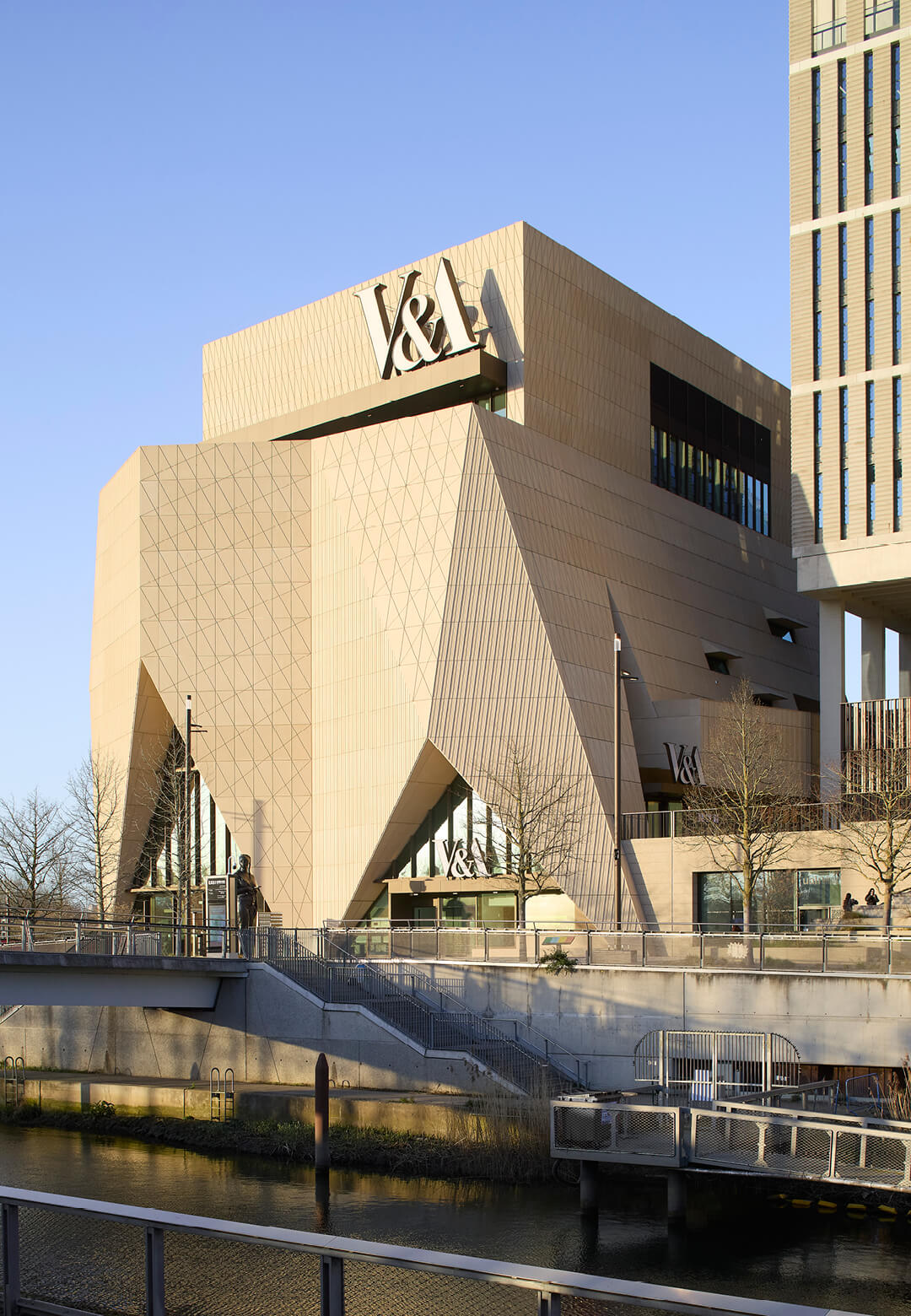 Waterfront view of the V&A East Museum, designed by architects O&rsquo;Donnell + Tuomey  | V&A East Museum | O&rsquo;Donnell + Tuomey | STIRworld
