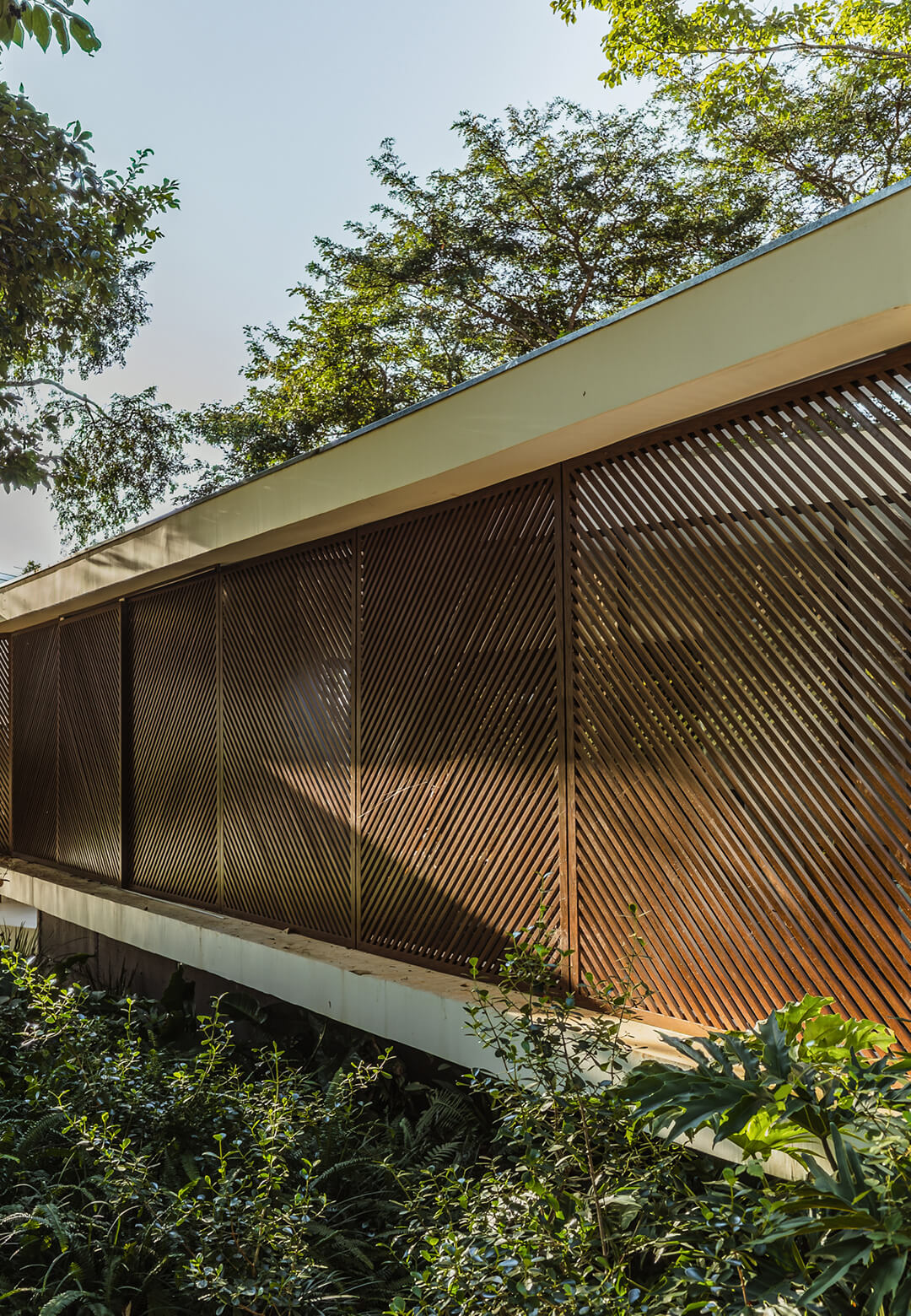 Ascendente House by TETRO Arquitetura is a building shaped by its surrounding landscape in Lagoa Santa, Brazil | Ascendente House | TETRO Arquitetura | STIRworld