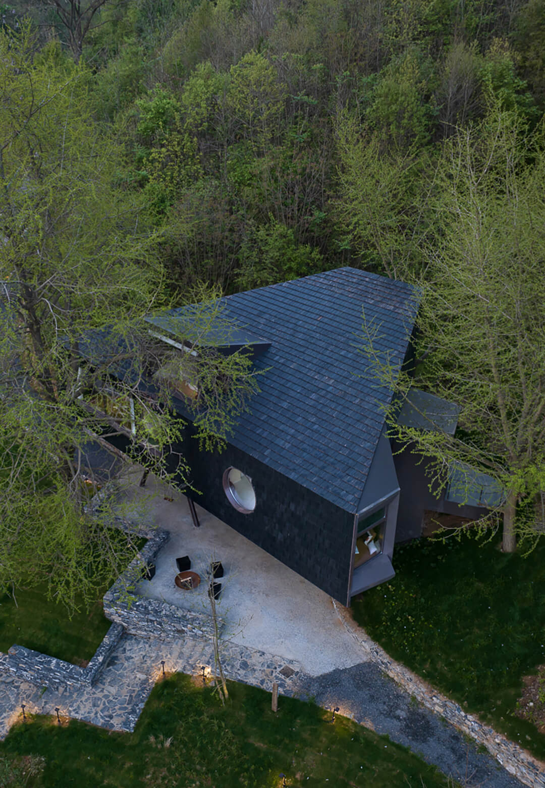The sweeping curve of the treehouse frames the landscape, establishing a seamless dialogue between built form and nature | The Treehouse | Moguang Studio | STIRworld