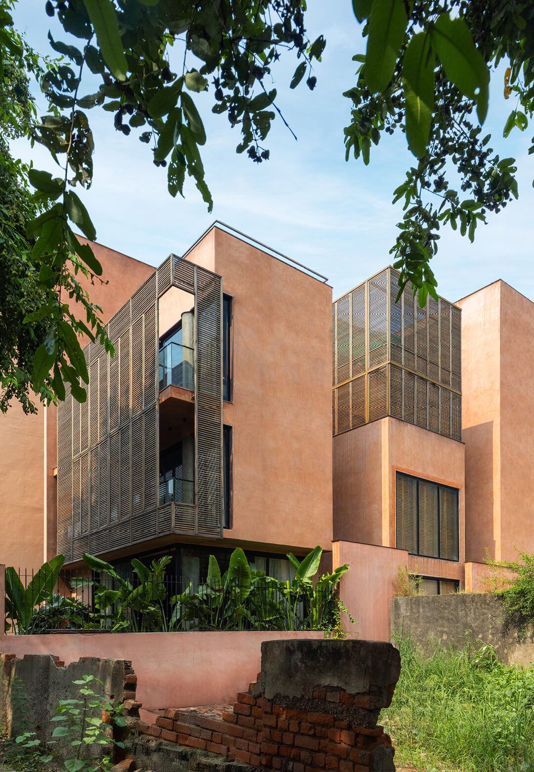 Unfolding as a box of narratives, A Tale of Tinted Courts by Architects Collaborative incorporates the concept of a &lsquo;Kavad&rsquo; into the tectonic and spatial experience of the house | A Tale of Tinted Cou