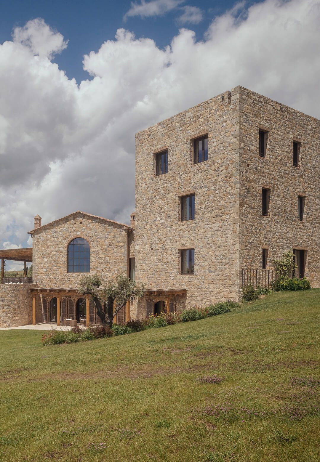 Ercolina by McLean Quinlan stands in a familiar ease with the Tuscan countryside despite being a new intervention | Ercolina | McLean Quinlan | STIRworld