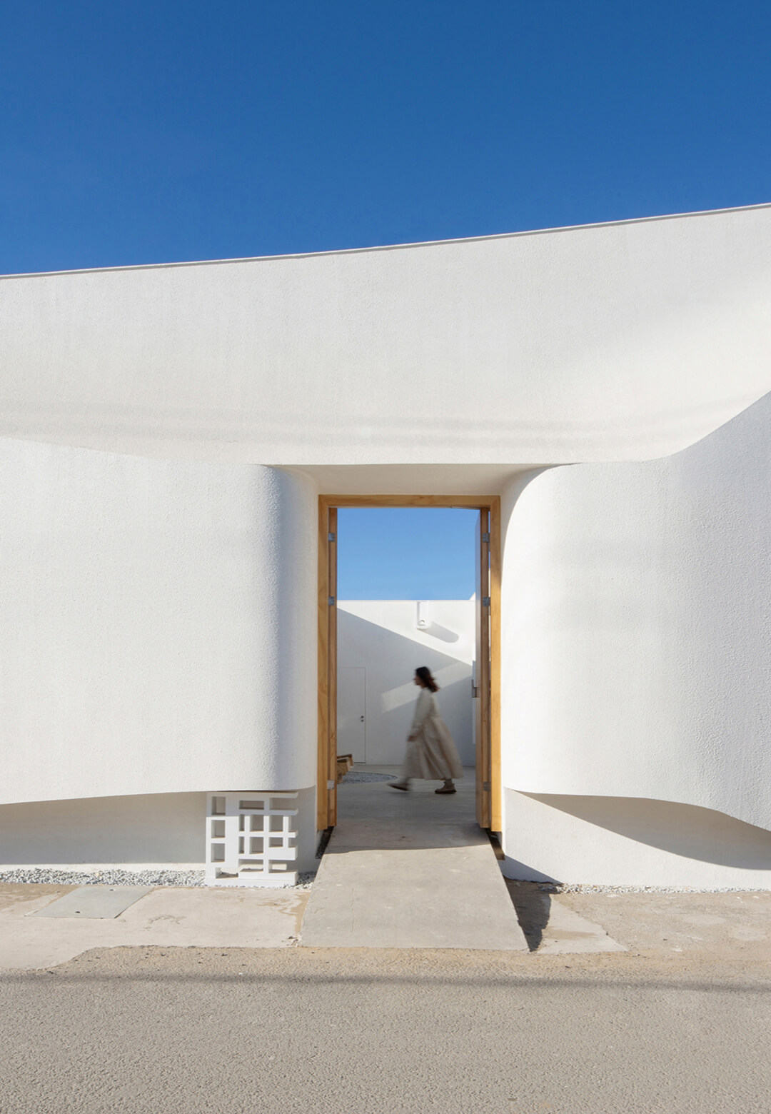 Designed by Shanghai-based practice Atelier d’More, Sleeping LabᐧTang presents the balance of organic forms and clean, straight lines in cohesion | Sleeping LabᐧTang | Atelier d’More | STIRworld