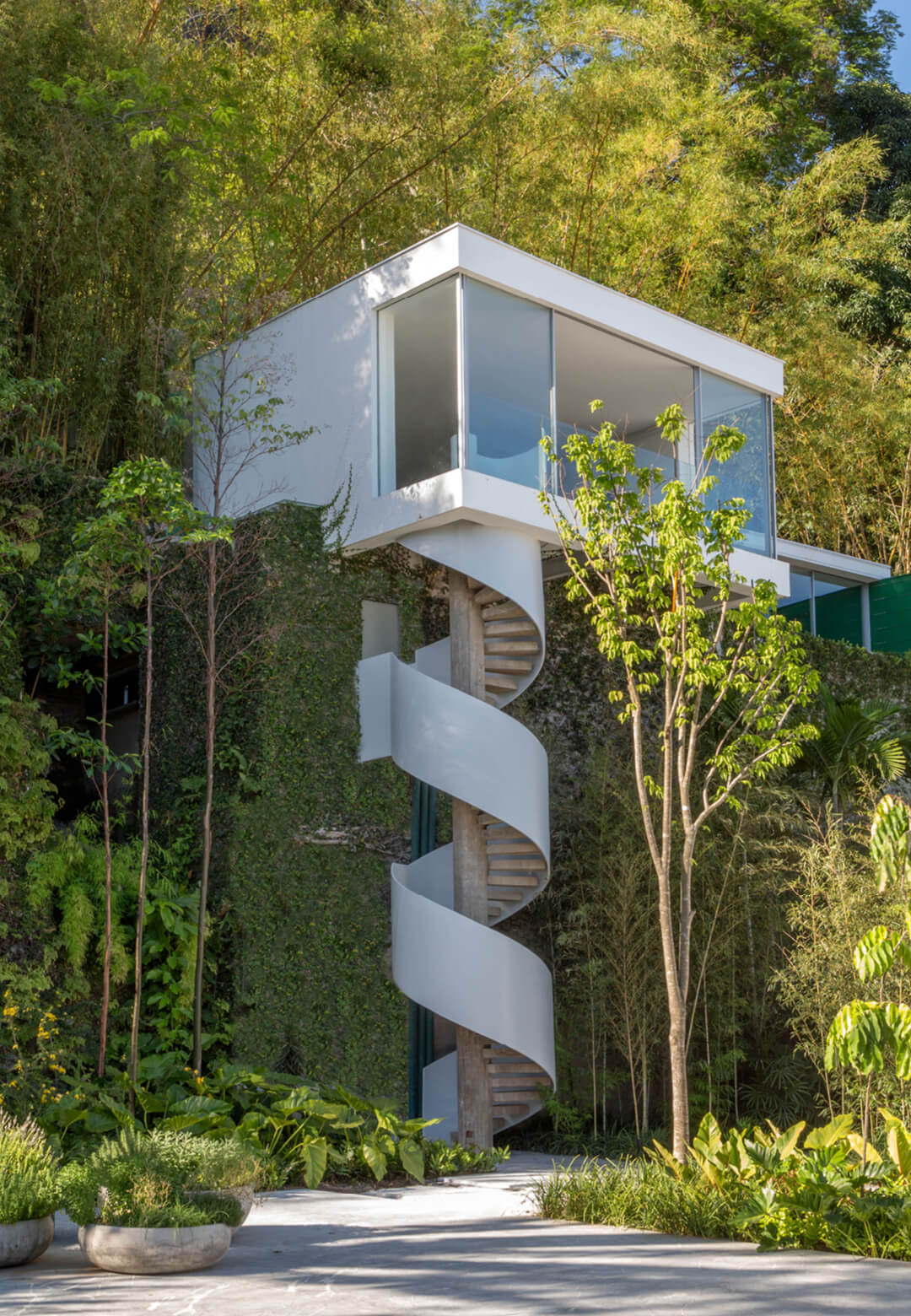 The modernist Itaúna House is nestled amid greens in Rio de Janeiro, Brazil | Itaúna House | Siqueira+Azul Arquitetura | STIRworld