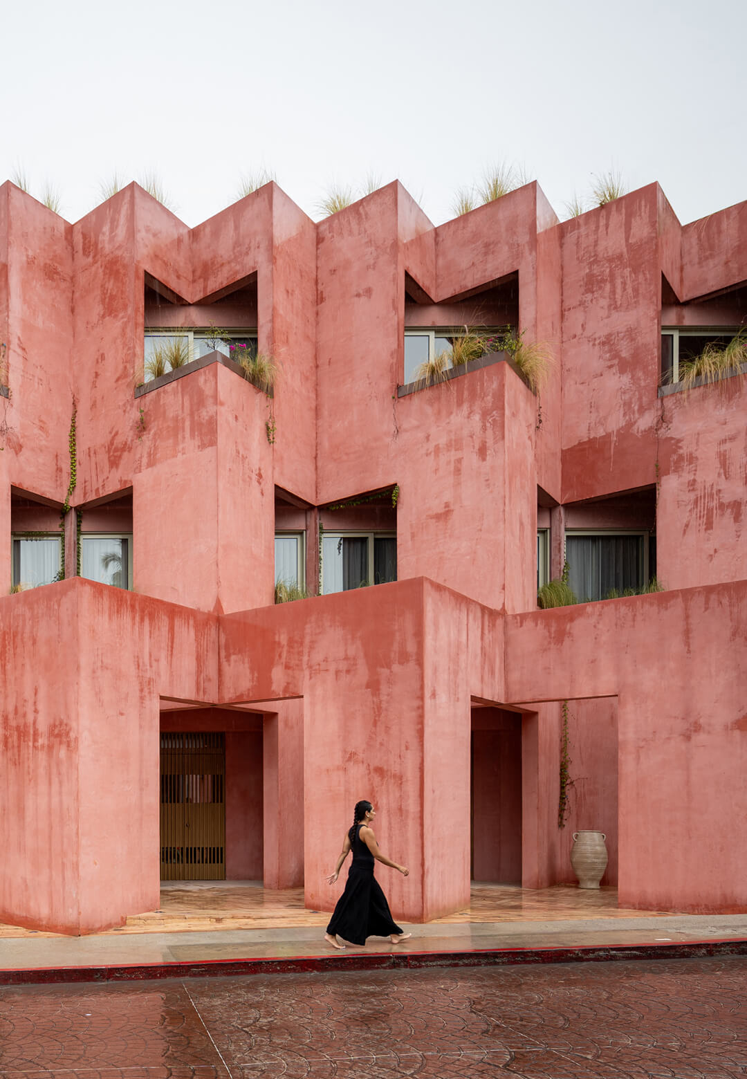 Located in the heart of San Jos&eacute; del Cabo, Laiva Plaza features a distinct facade, a vibrant stucco finish and an interplay of solids and voids to create spaces rooted in emotion  | Laiva Plaza | RA!