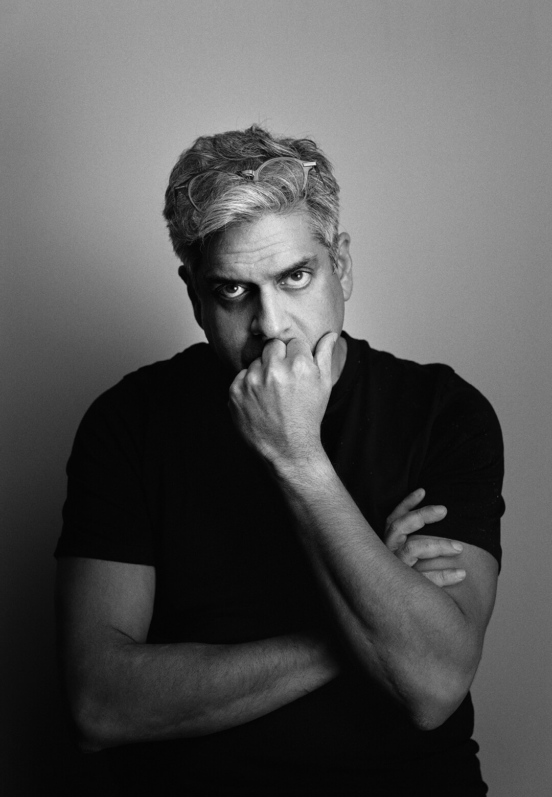 (L-R) Portrait of Sunhil Sippy; &lsquo;Sewri&rsquo;, 2013, archival inkjet print on Hahnemühle photo rag, Sunhil Sippy | EASTWARD: explorations along mumbai&rsquo;s eastern seaboard | Galerie Mirchandani + Steinruecke