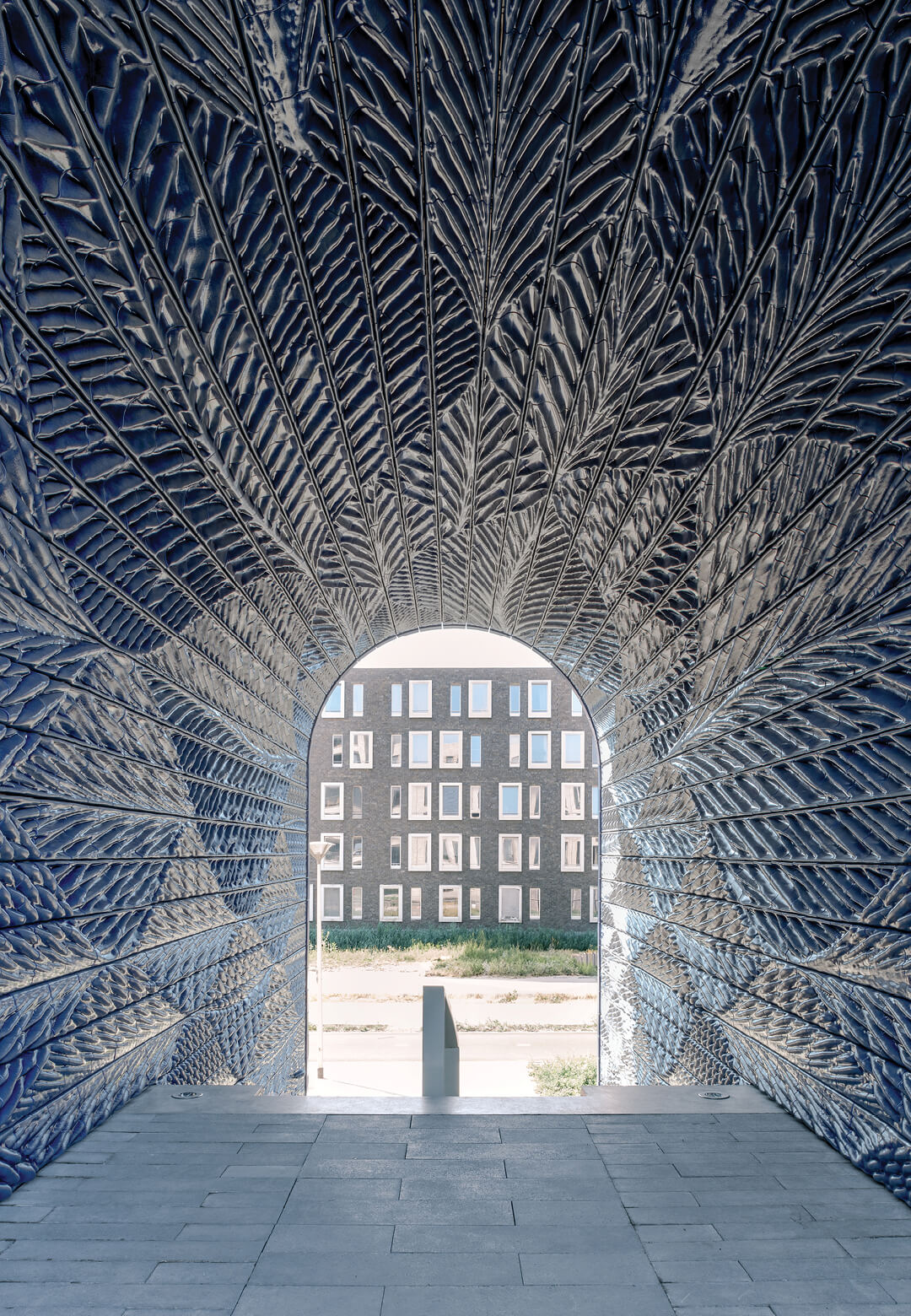 Organic waves of 3D-printed ceramic tiles glazed in blue bedeck the archways at New Delft Blue | New Delft Blue by Studio RAP | STIRworld