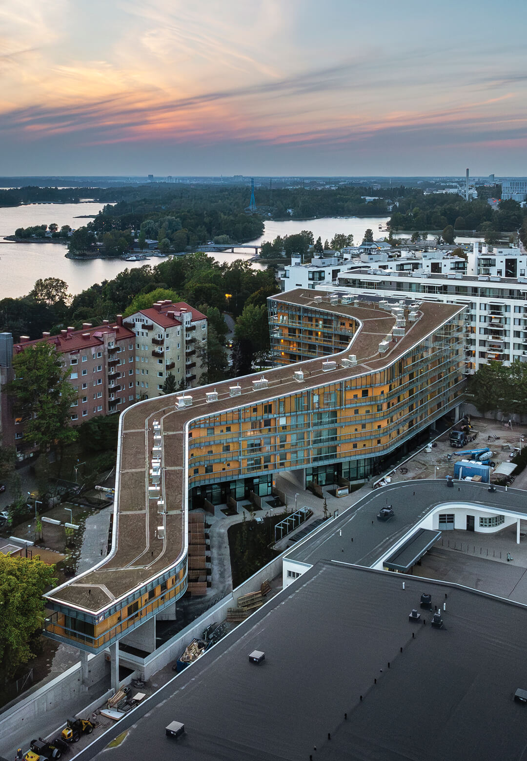 The meandering residential block carves out irregular shaped voids on the rectangular courtyard-like void in the urban block | Meander by Steven Holl Architects | STIRworld