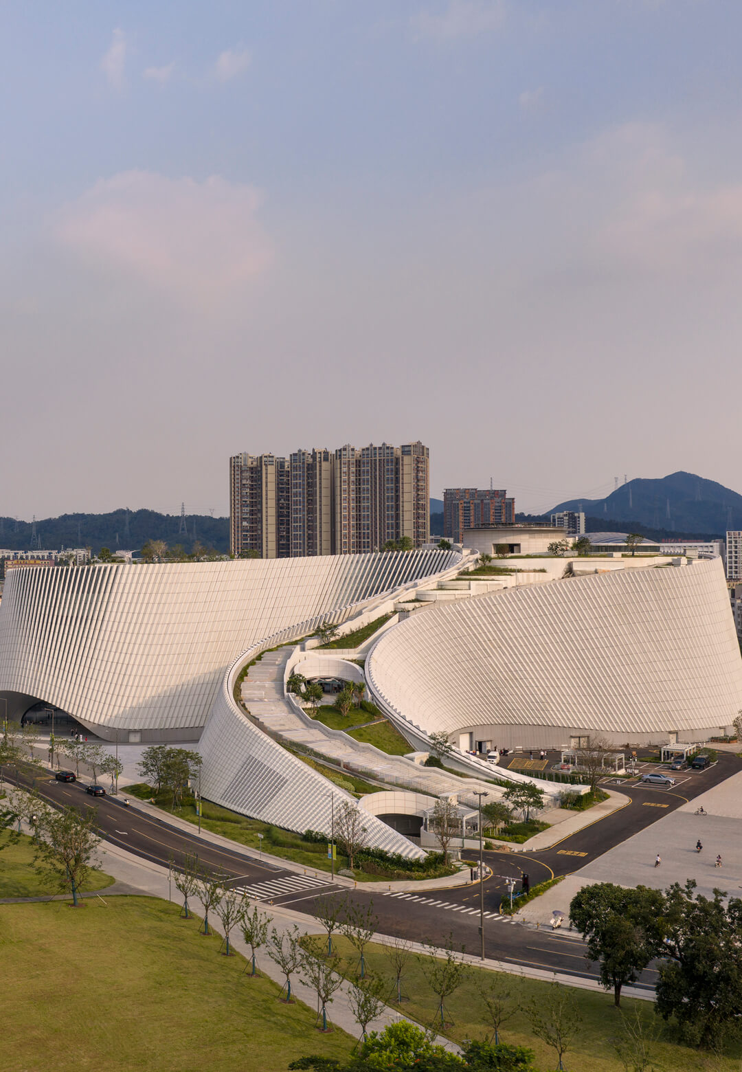 Shenzhen Natural History Museum slithers between the city&rsquo;s urbanity and ecological diversity to reinforce Shenzhen&rsquo;s stronghold as a cultural destination | Shenzhen Natural History Museum | 3XN, B+H
