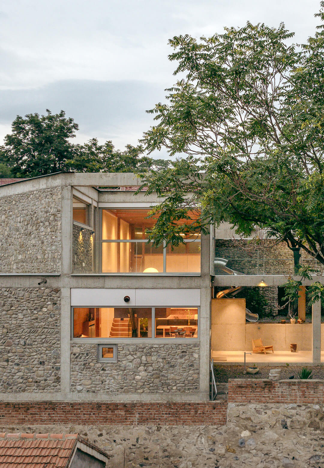 Chinese practice Chaoffice designs the House of Bluff for a young couple that wished to build a spacious family retreat for adults and children | House of Bluff | Chaoffice | STIRworld