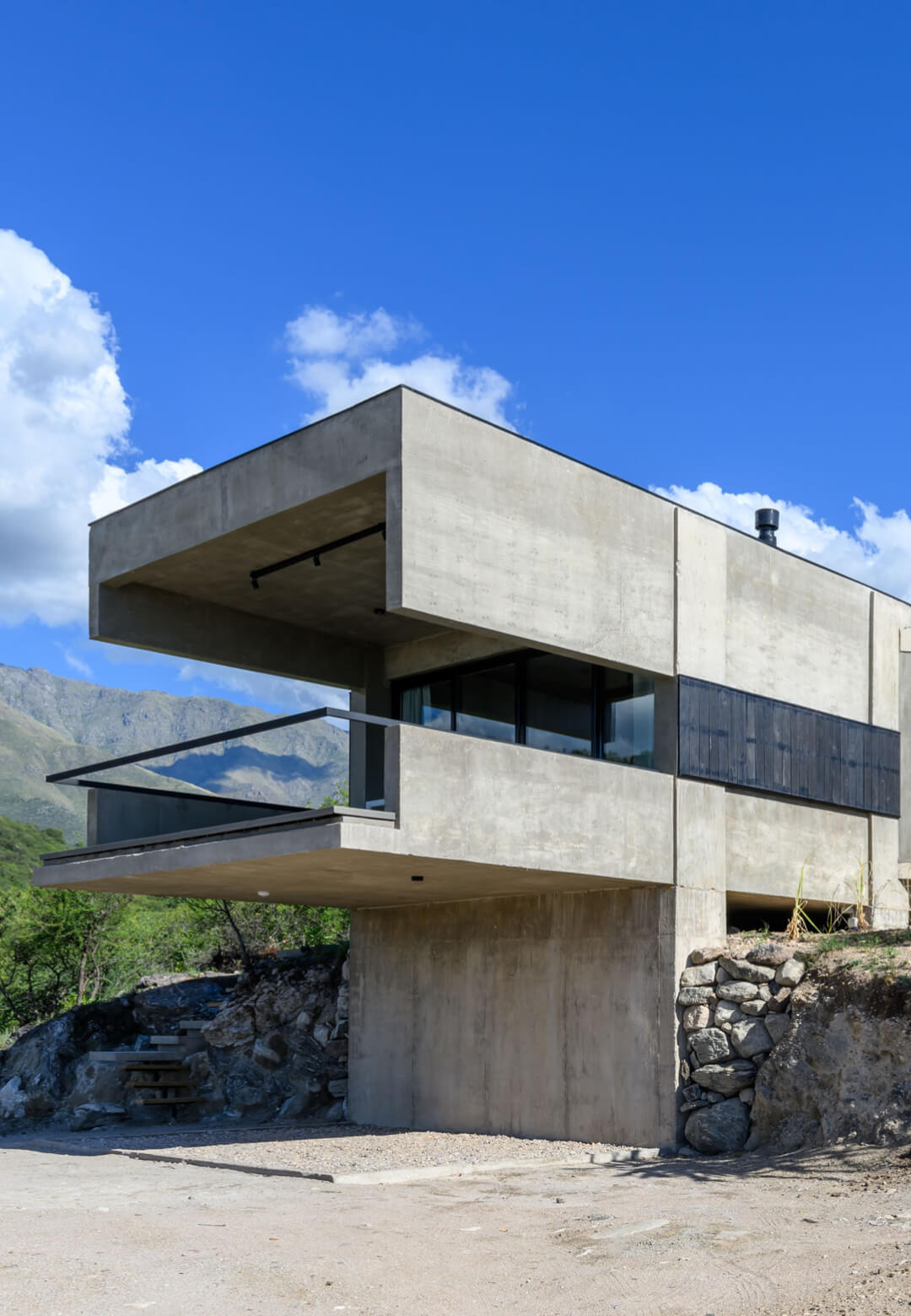 The Lodge JR by architect Paul Dragicevic is designed as a couples’ retreat located in a mountainous suburban landscape of Argentina  | Lodge JR | Paul Dragicevic | STIRworld