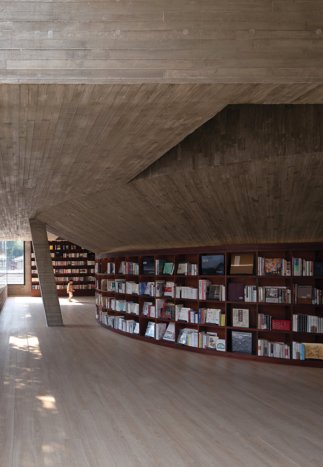 A stunning blend of modern design and natural elements, the Weishan Chongzheng Academy Bookstore of Librairie Avant-Garde provides a serene space for readers