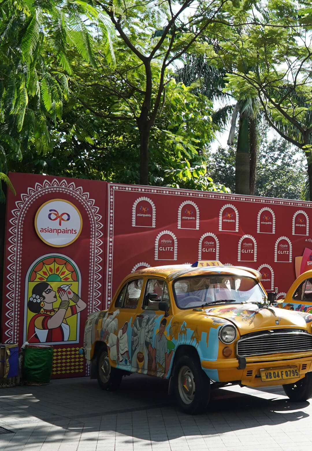 Asian Paints marks 40 years of Sharad Shamman with a landmark yellow taxi project in Kolkata, India | Asian Paints Cholte Cholte 40 | STIRworld