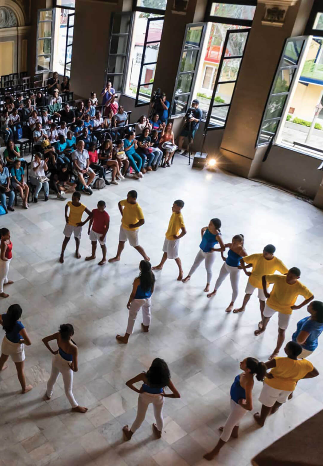 Filip Wolak, Analida Galindo and other members of the Enlaces Program conducting a workshop | Enlaces Program | STIRworld