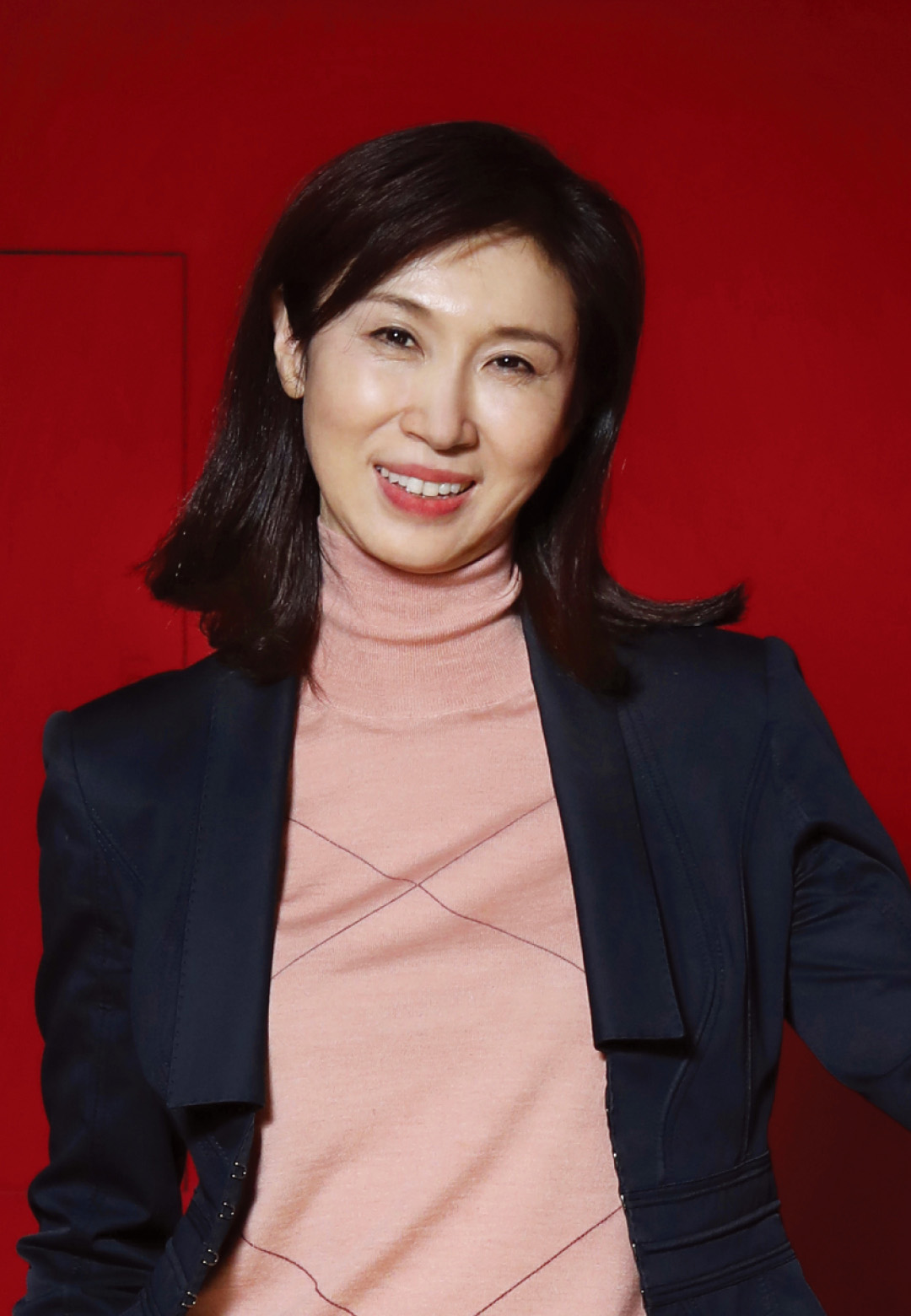 (L)Roh Soh-yeong, General Director of ISEA 2025 and Founding Director of Art Center Nabi; (R) ‘EVM’, 2025, virtual reality, prototype, LEKTRA|Roh Soh-yeong|ISEA 2025| STIRworld
