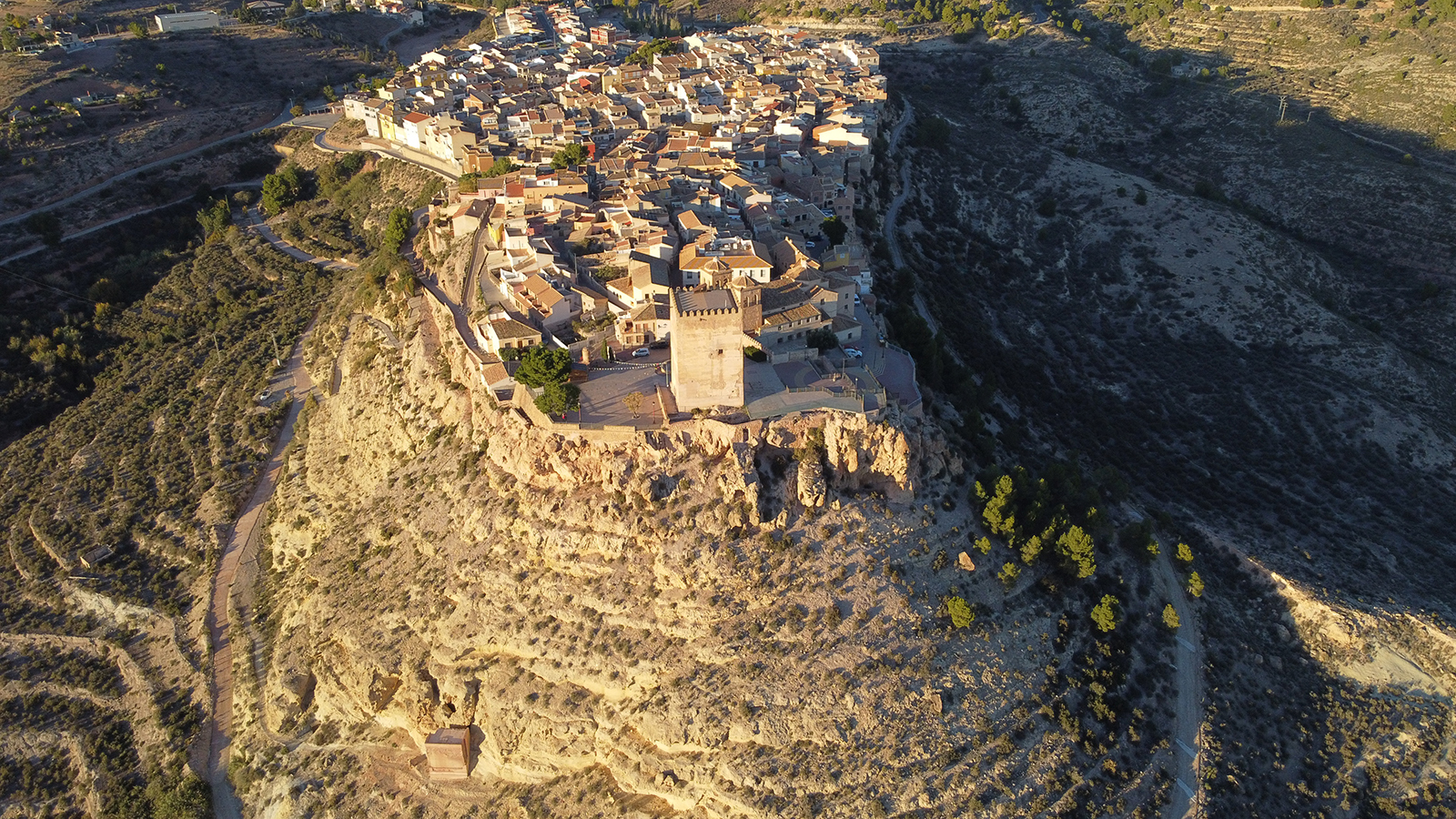 HUMA Arquitectura restaura la centenaria Torre del Agua en Aledo, España