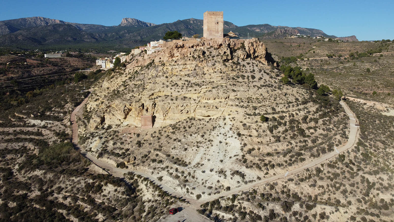 El pueblo de Aledo está coronado por una torre de castillo en lo alto de la colina |  Torre del Agua |  HUMA Arquitectura |  STIRMundo