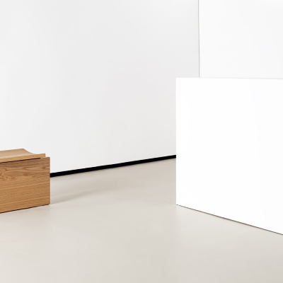 'Curved' by Est&uacute;dio Rain adorns a trilitic form and minimalistic design