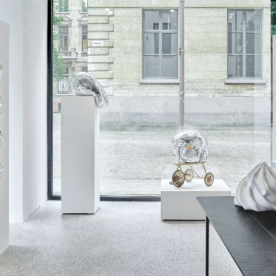 'Top of the Pops' displays Rotganzen&rsquo;s reflective melting forms at Forwart Gallery