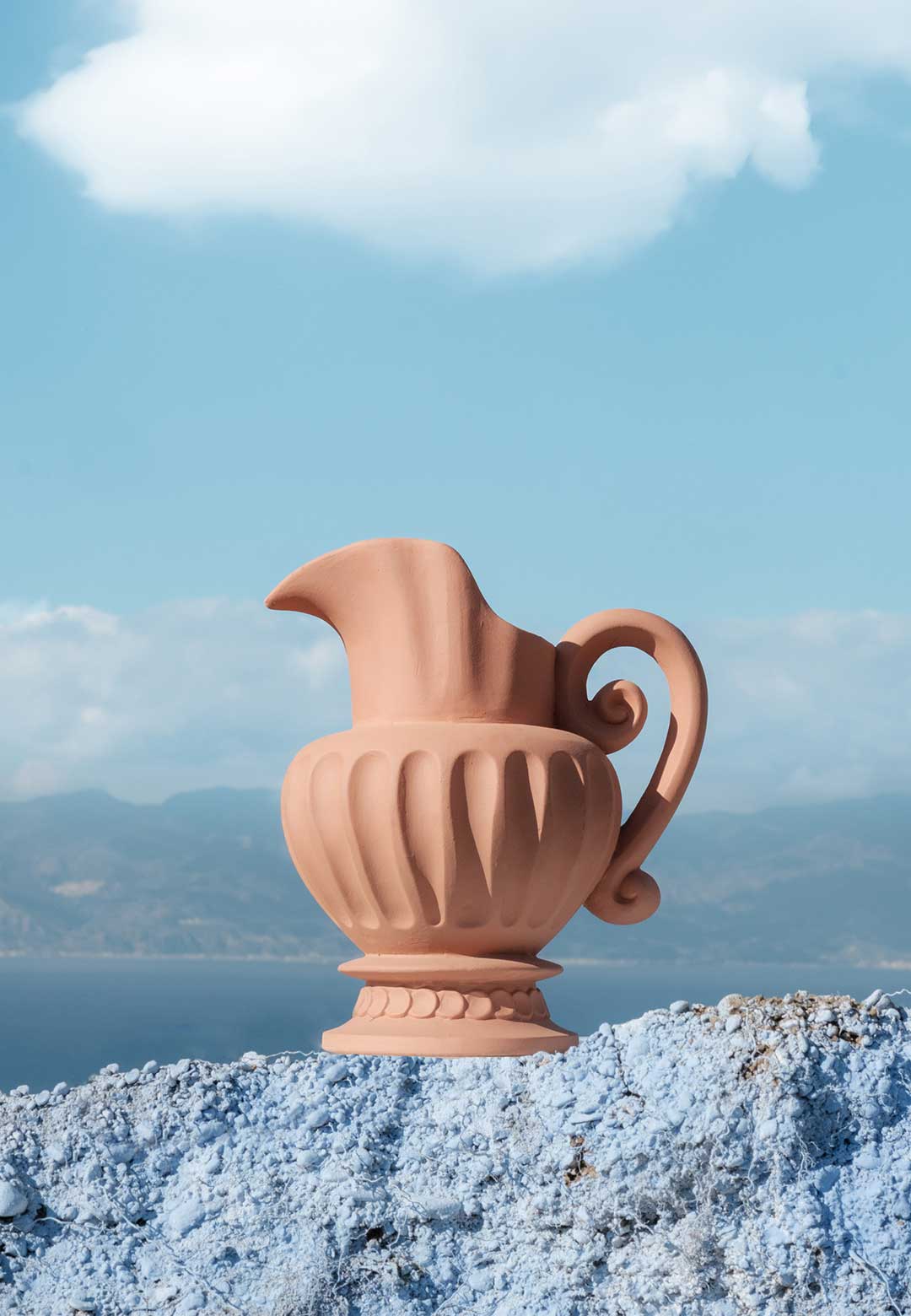 Antonio Aric&ograve; adorns terracotta objects with Greek motifs