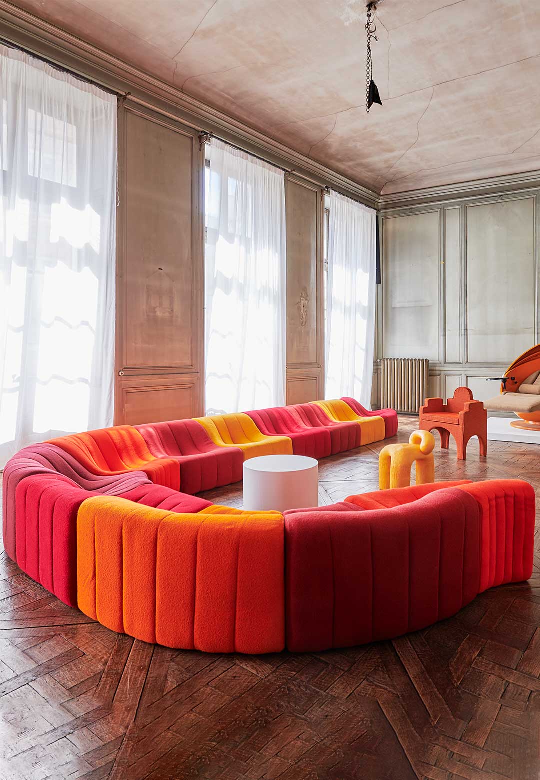 Downtown+ traces the form, history and character of seats in &lsquo;Tr&ocirc;nes&rsquo;