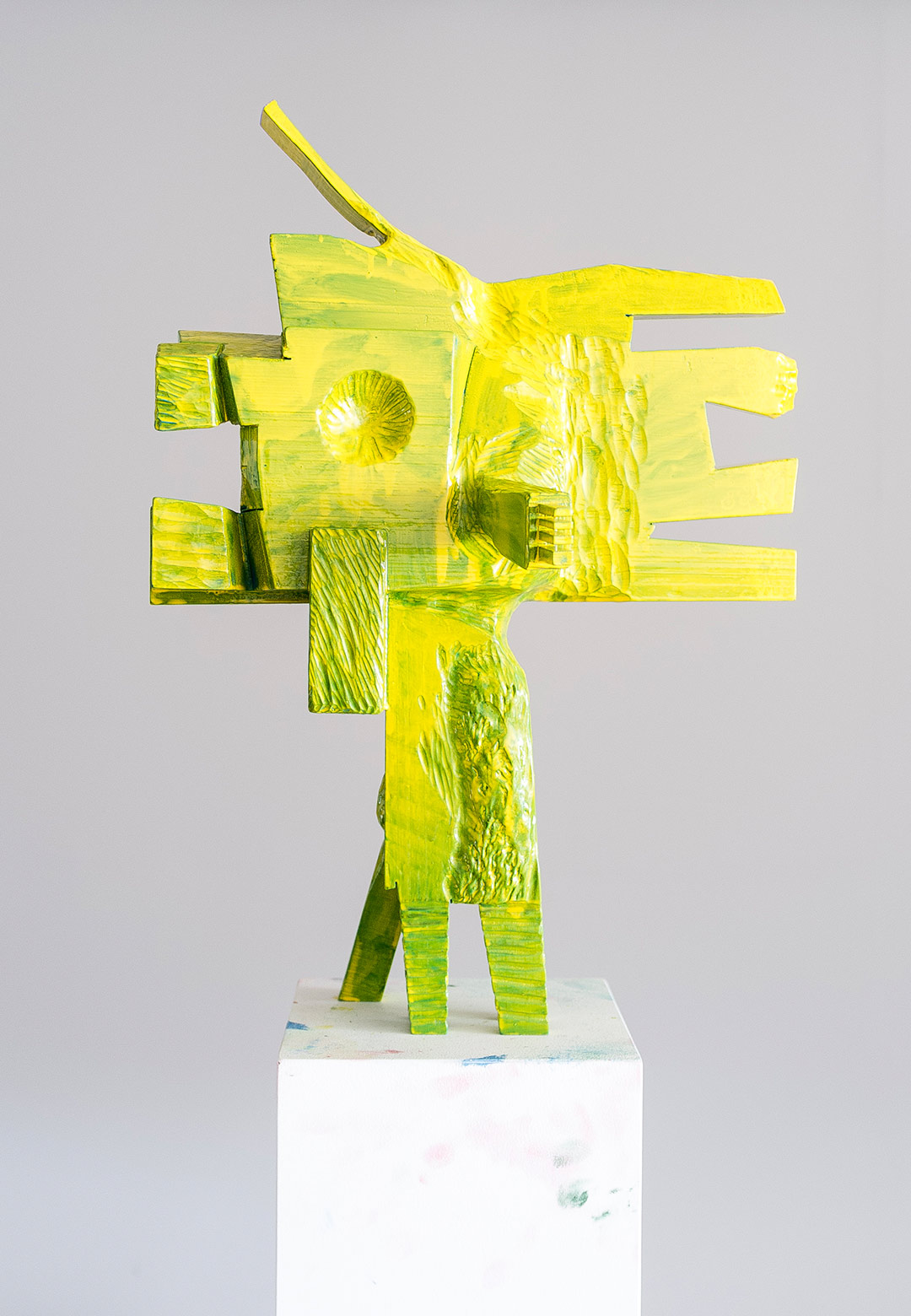 Mattias Selld&eacute;n crafts atypical sculptural furniture that wait to break into movement