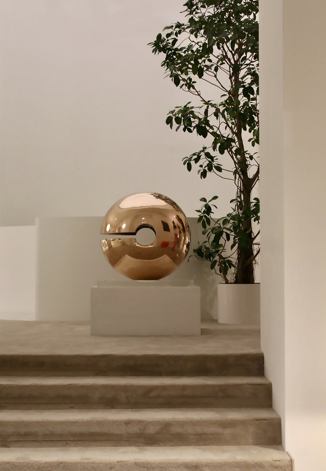 The new Meridiani flagship store hosts &lsquo;Rotante Massimo, III&rsquo; by Arnaldo Pomodoro
