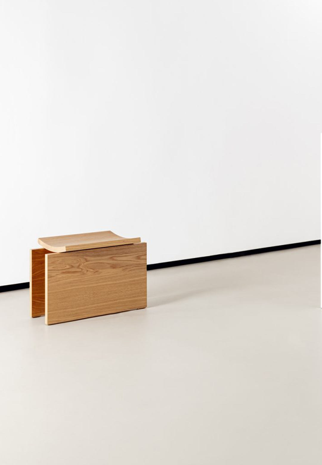'Curved' by Est&uacute;dio Rain adorns a trilitic form and minimalistic design