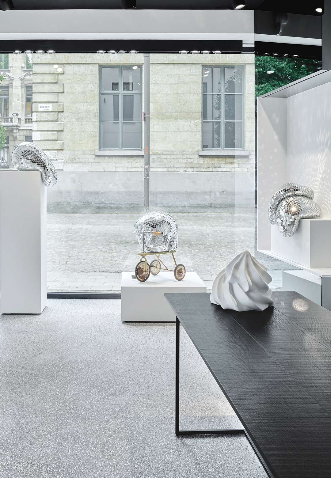 'Top of the Pops' displays Rotganzen&rsquo;s reflective melting forms at Forwart Gallery