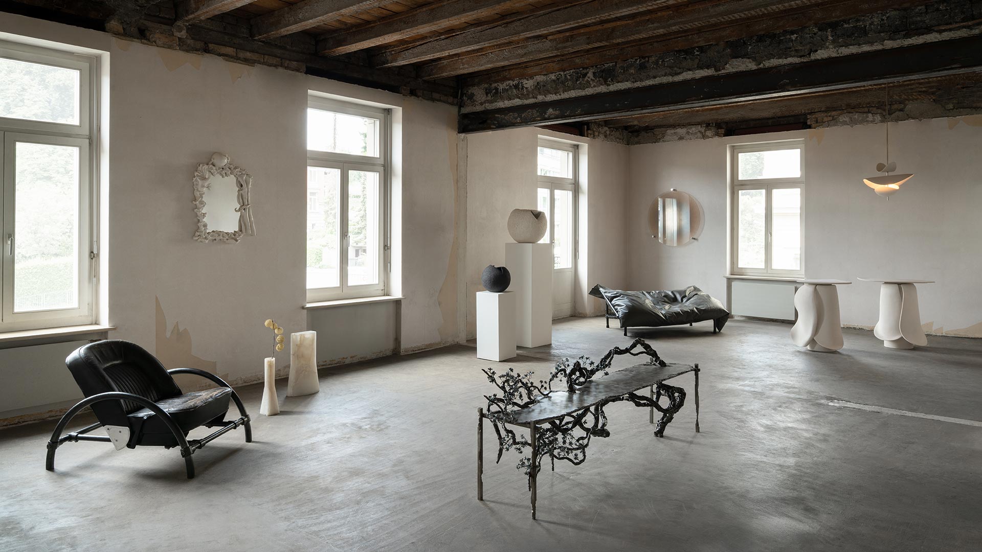 Galerie Philia and Anthracite Art pay ode to Robert Mapplethorpe with Floral Echoes