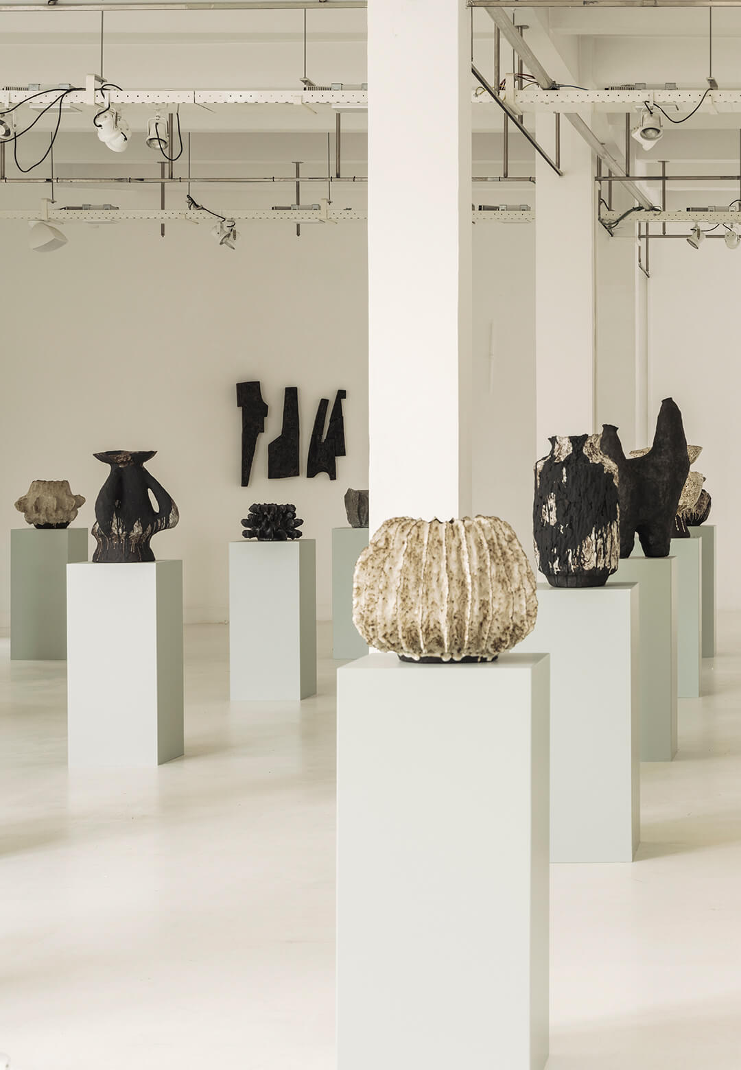 Jojo Corv&auml;i&aacute; sculpts presence and absence in ceramic and bronze with Temps & Mati&egrave;re