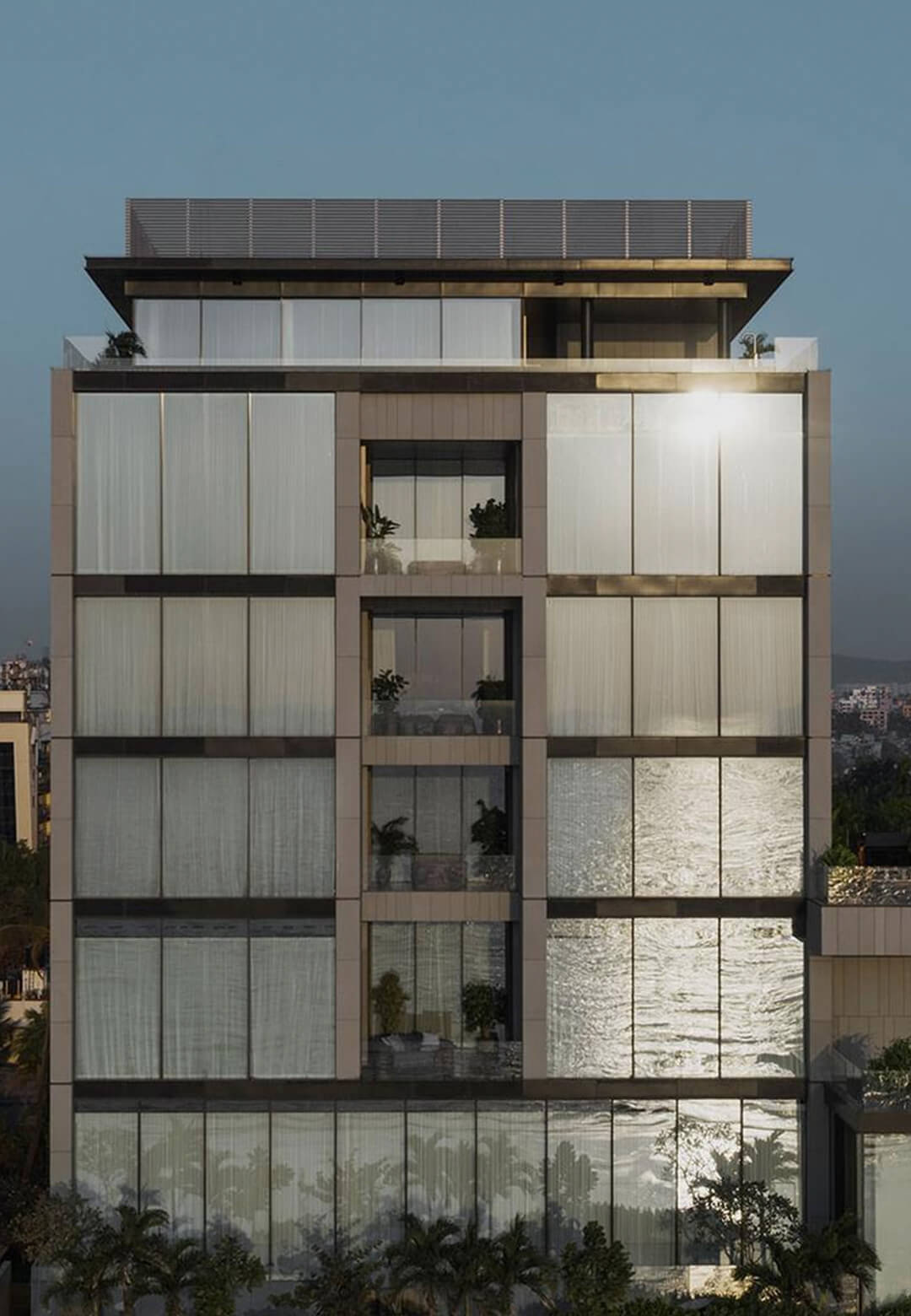 Piero Lissoni unveils a private residence overlooking Juhu Beach in Mumbai, India
